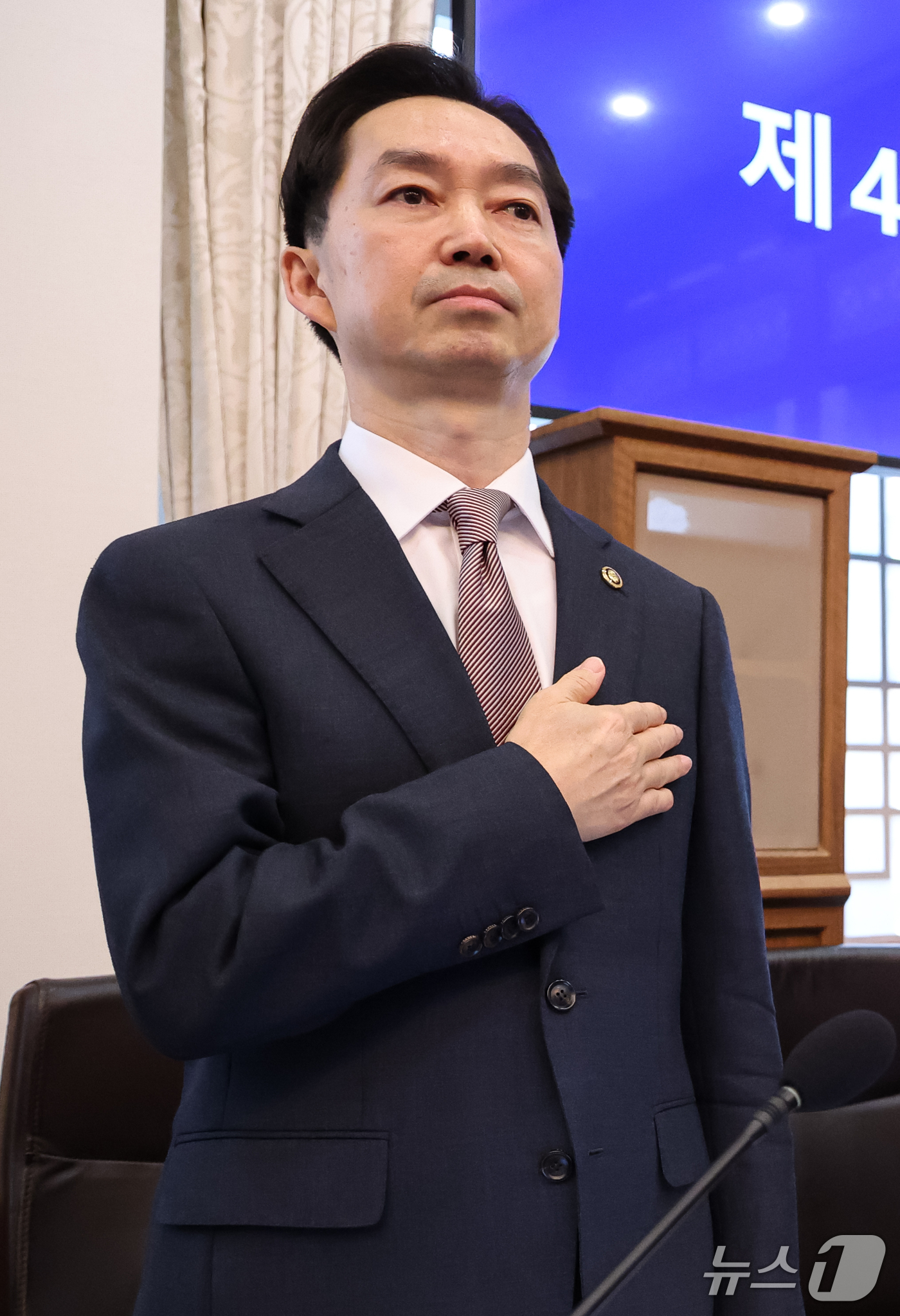 (서울=뉴스1) 이재명 기자 = 김지용 중대범죄수사청장이 27일 청와대에서 열린 국무회의에서 국민의례를 하고 있다. (청와대통신사진기자단) 2026.10.27/뉴스1