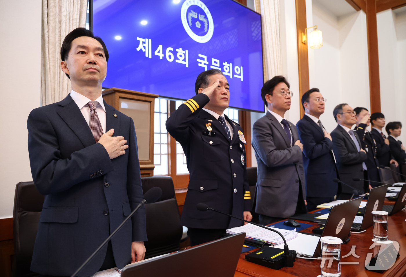 (서울=뉴스1) 이재명 기자 = 김지용 중대범죄수사청장이 27일 청와대에서 열린 국무회의에서 국민의례를 하고 있다. (청와대통신사진기자단) 2026.10.27/뉴스1