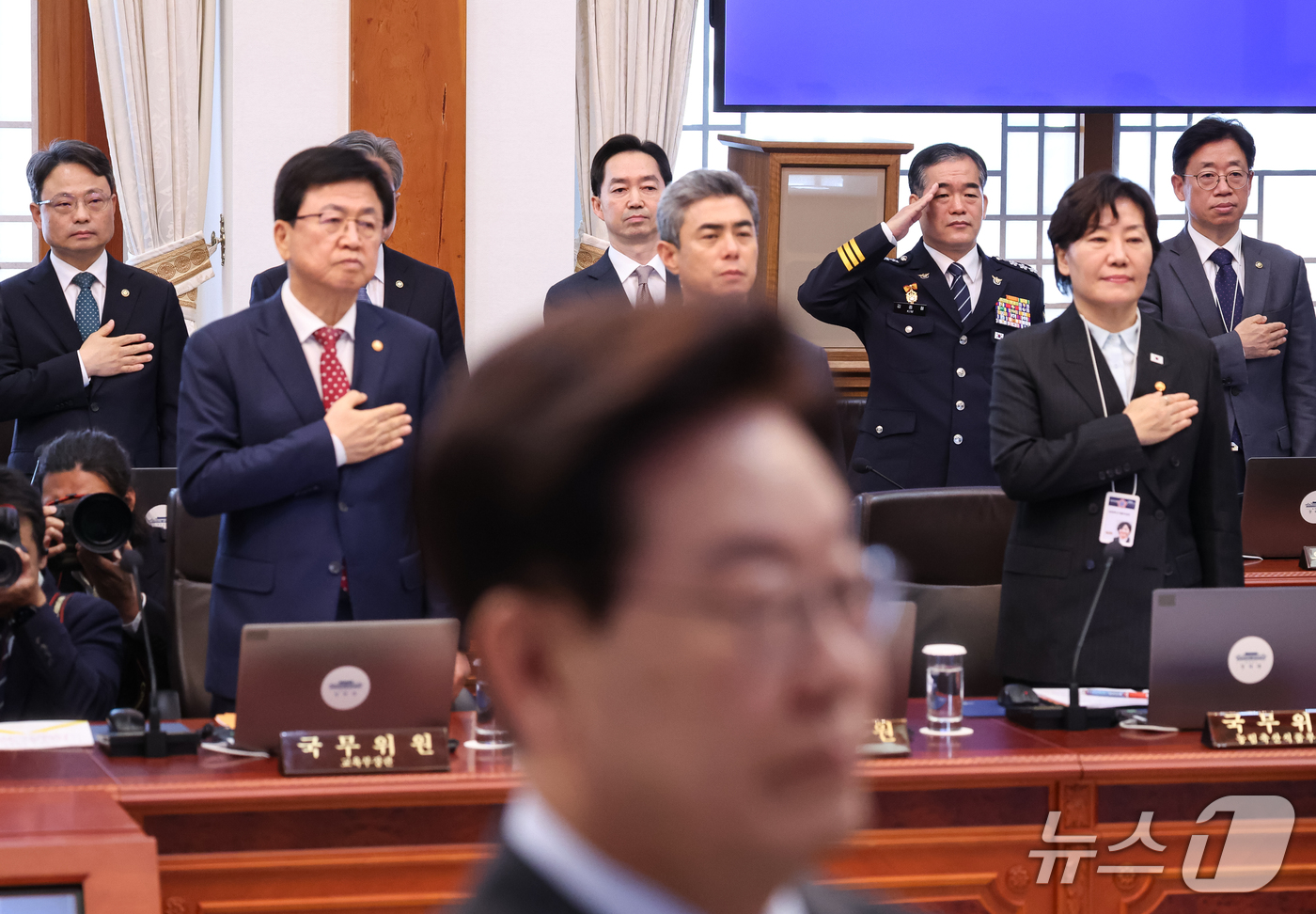 (서울=뉴스1) 이재명 기자 = 김지용 중대범죄수사청장이 27일 청와대에서 열린 국무회의에서 국민의례를 하고 있다. (청와대통신사진기자단) 2026.10.27/뉴스1