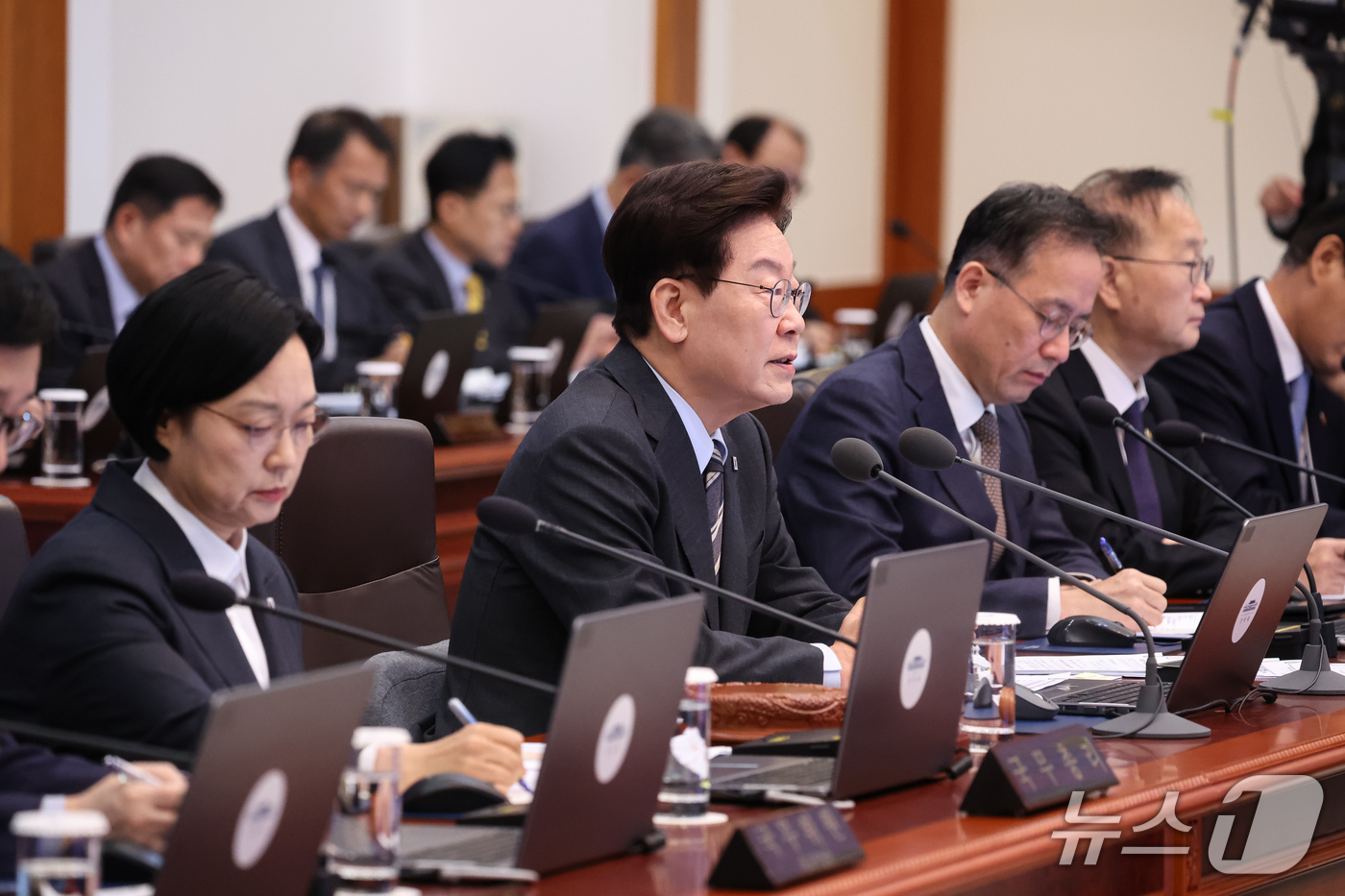 (서울=뉴스1) 이재명 기자 = 이재명 대통령이 27일 청와대에서 열린 국무회의에서 발언을 하고 있다. (청와대통신사진기자단) 2026.10.27/뉴스1
