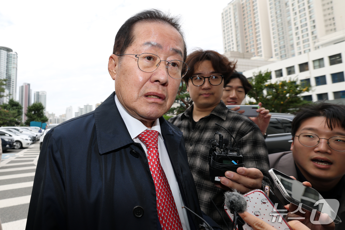 (대구=뉴스1) 공정식 기자 = 홍준표 전 대구시장이 27일 오전 정치자금법 위반 혐의로 구속 전 피의자 심문(영장실질심사)을 받는 측근을 변호하기 위해 변호인 신분으로 대구지방법 …