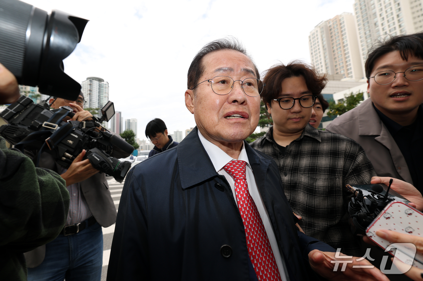 (대구=뉴스1) 공정식 기자 = 홍준표 전 대구시장이 27일 오전 정치자금법 위반 혐의로 구속 전 피의자 심문(영장실질심사)을 받는 측근을 변호하기 위해 변호인 신분으로 대구지방법 …