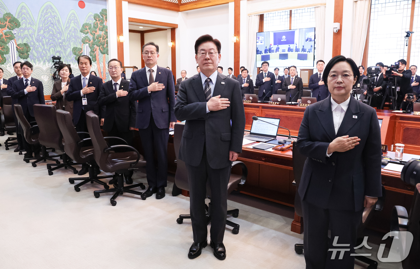 (서울=뉴스1) 이재명 기자 = 이재명 대통령이 27일 청와대에서 열린 국무회의에서 국민의례를 하고 있다. (청와대통신사진기자단) 2026.10.27/뉴스1