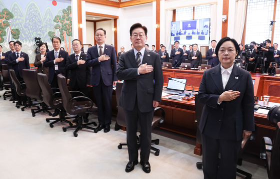 국민의례 하는 이재명 대통령