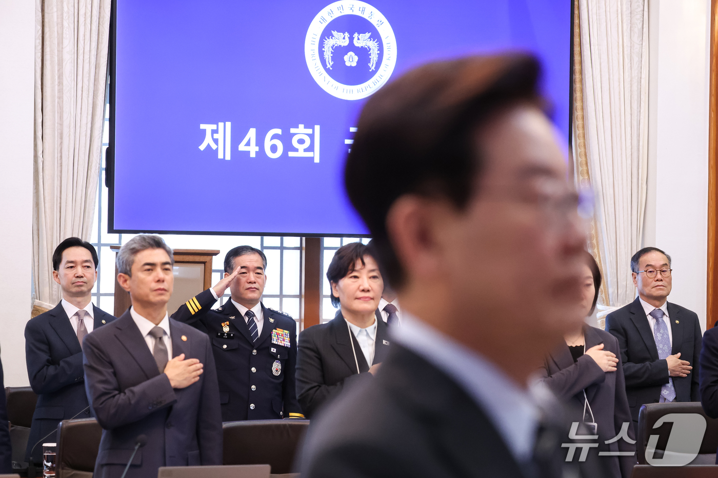 (서울=뉴스1) 이재명 기자 = 김지용 중대범죄수사청장이 27일 청와대에서 열린 국무회의에서 국민의례를 하고 있다. (청와대통신사진기자단) 2026.10.27/뉴스1