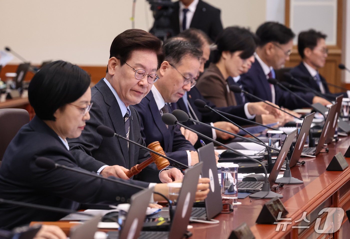 (서울=뉴스1) 이재명 기자 = 이재명 대통령이 27일 청와대에서 열린 국무회의에서 의사봉을 두드리고 있다. (청와대통신사진기자단) 2026.10.27/뉴스1