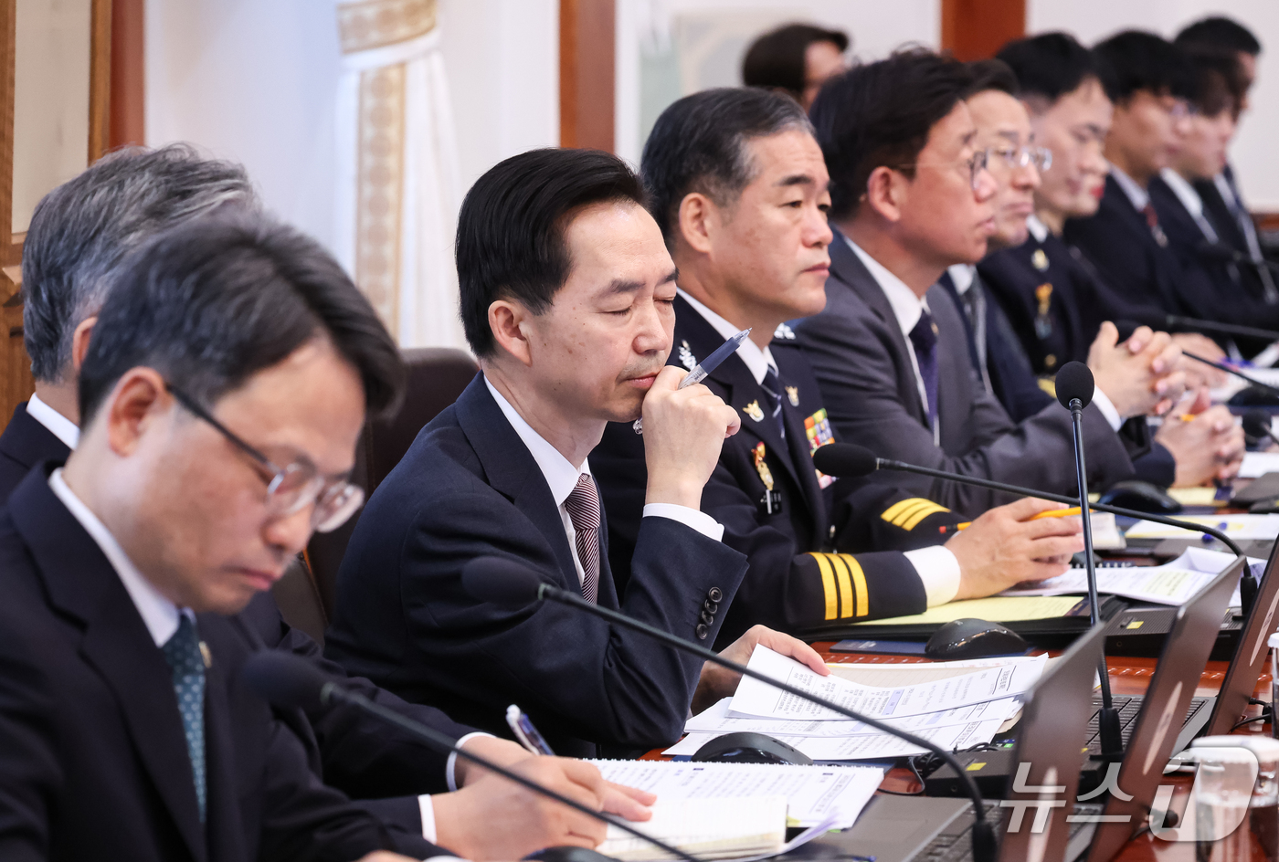 (서울=뉴스1) 이재명 기자 = 김지용 중대범죄수사청장이 27일 청와대에서 열린 국무회의에서 잠시 생각에 잠겨 있다. (청와대통신사진기자단) 2026.10.27/뉴스1