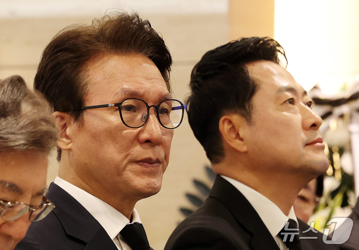 (서울=뉴스1) 김민지 기자 = 김민석 더불어민주당 대표(왼쪽)와 장동혁 국민의힘 대표가 27일 오전 서울 강남구 삼성서울병원 장례식장에서 열린 고 최형우 전 내무부 장관 영결식에 …