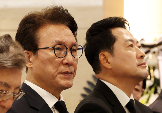 엇갈린 당 지지율에…'속앓이' 민주, '방긋 웃는' 국힘