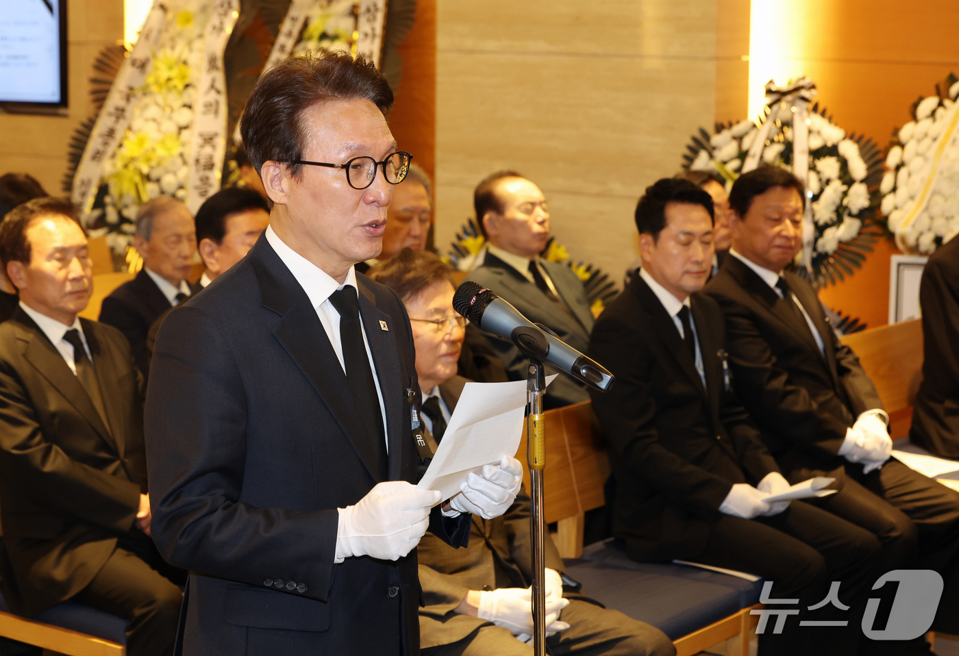 (서울=뉴스1) 김민지 기자 = 김민석 더불어민주당 대표가 27일 오전 서울 강남구 삼성서울병원 장례식장에서 열린 고 최형우 전 내무부 장관 영결식에서 조사를 하고 있다. (공동취 …