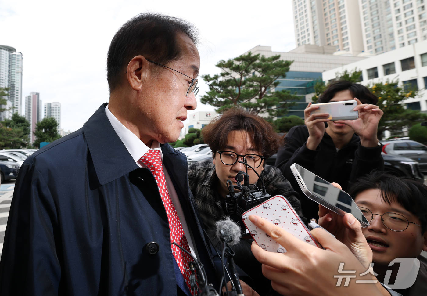 (대구=뉴스1) 공정식 기자 = 홍준표 전 대구시장이 27일 오전 정치자금법 위반 혐의로 구속 전 피의자 심문(영장실질심사)을 받는 측근을 변호하기 위해 변호인 신분으로 대구지방법 …