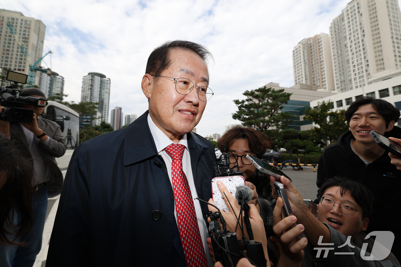 (대구=뉴스1) 공정식 기자 = 홍준표 전 대구시장이 27일 오전 정치자금법 위반 혐의로 구속 전 피의자 심문(영장실질심사)을 받는 측근을 변호하기 위해 변호인 신분으로 대구지방법 …