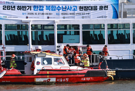 유람선 승객 구조하는 119 수난구조대
