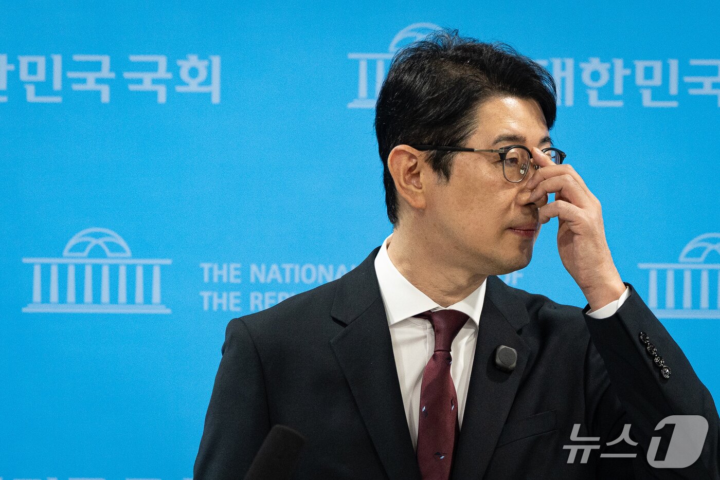 본문 이미지 - 주진우 국민의힘 의원이 27일 서울 여의도 국회 소통관에서 이재명 대통령과 김혜경 여사의 태릉 CC 예약 등과 관련해 특별감찰관의 골프 조사 촉구 기자회견 후 취재진 질문을 들으며 안경을 고쳐 쓰고 있다. 2026.10.27 ⓒ 뉴스1 유승관 기자