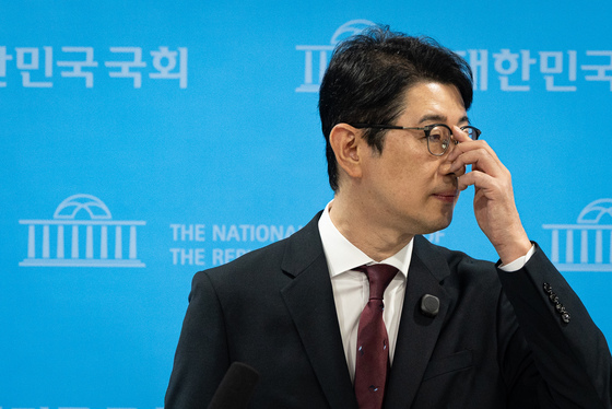 안경 고쳐 쓰는 주진우 의원