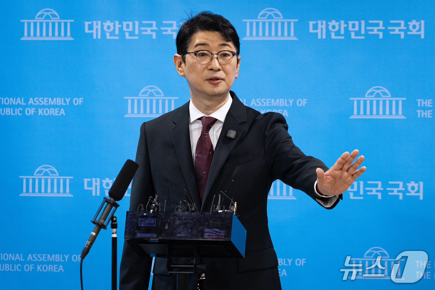 (서울=뉴스1) 유승관 기자 = 주진우 국민의힘 의원이 27일 서울 여의도 국회 소통관에서 이재명 대통령과 김혜경 여사의 태릉 CC 예약 등과 관련해 특별감찰관의 골프 조사 촉구 …