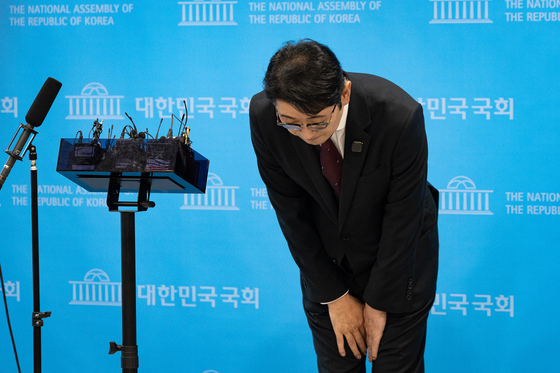 기자회견 후 인사하는 주진우 의원
