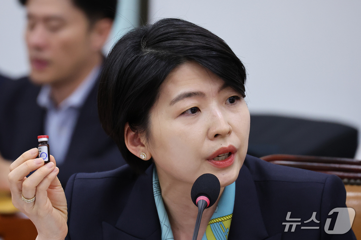 (서울=뉴스1) 신웅수 기자 = 한지아 국민의힘 의원이 27일 서울 여의도 국회에서 열린 보건복지위원회의 보건복지부 등에 대한 종합감사에서 약침 관련 질의를 하고 있다. 2026. …