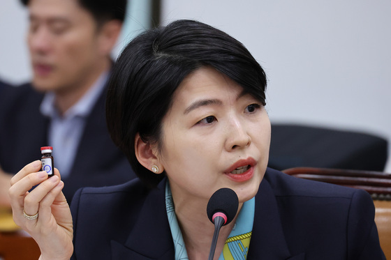 [국감] 약침 들고 질의하는 한지아 의원