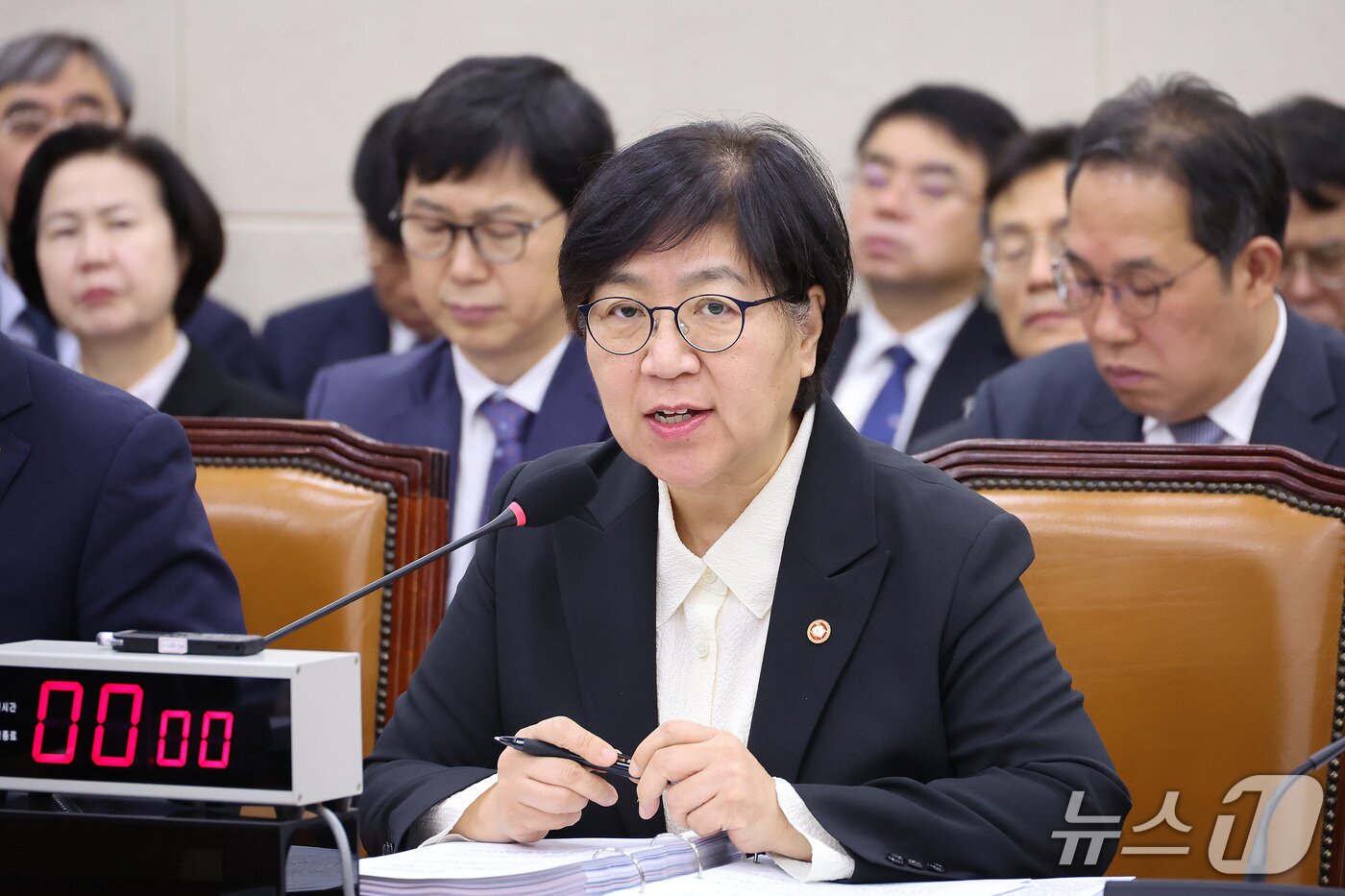 본문 이미지 - 정은경 보건복지부 장관이 27일 서울 여의도 국회에서 열린 보건복지위원회의 보건복지부 등에 대한 종합감사에서 의원 질의에 답변하고 있다. 2026.10.27 ⓒ 뉴스1 신웅수 기자