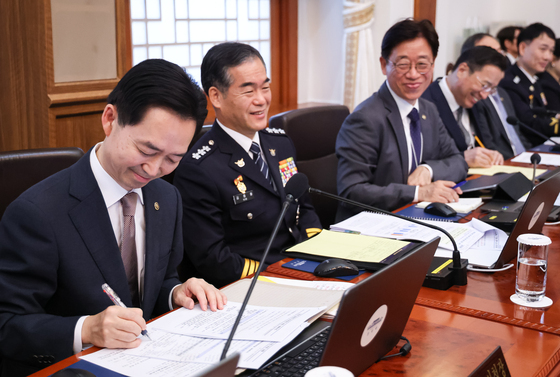 미소 짓는 김지용 중수청장