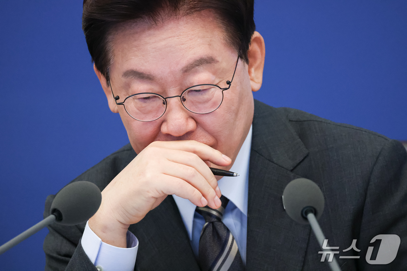 (서울=뉴스1) 이재명 기자 = 이재명 대통령이 27일 청와대에서 열린 국무회의에서 참석자들의 발언을 듣고 있다. (청와대통신사진기자단) 2026.10.27/뉴스1
