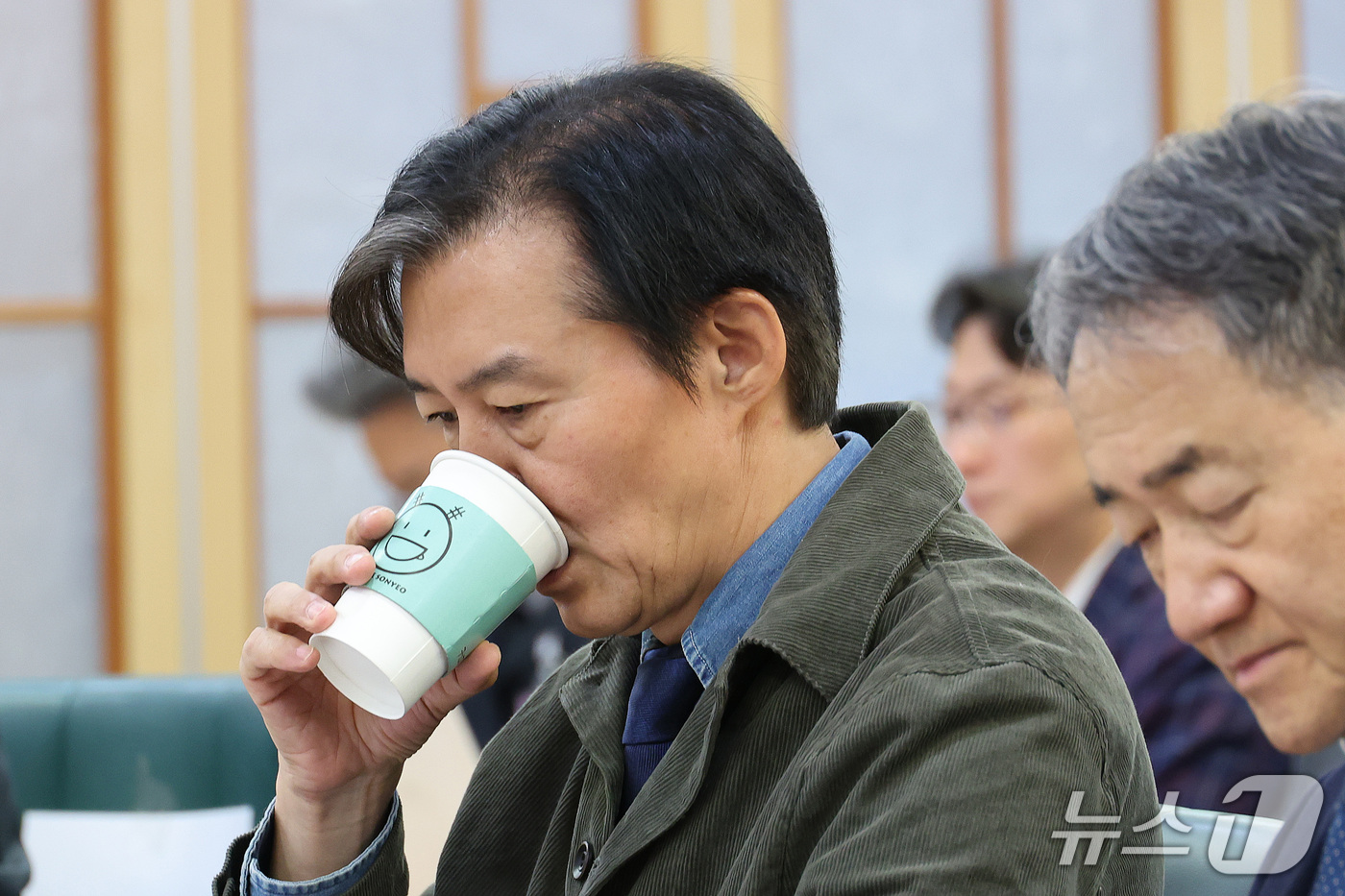 (서울=뉴스1) 신웅수 기자 = 조국 조국혁신당 혁신정책연구원장이 27일 서울 여의도 국회에서 열린 미래대응기금과 지방의 미래 토론회에서 목을 축이고 있다. 2026.10.27/뉴 …