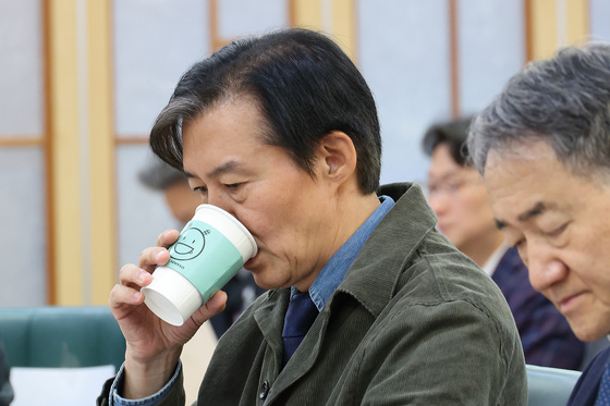 목 축이는 조국 원장