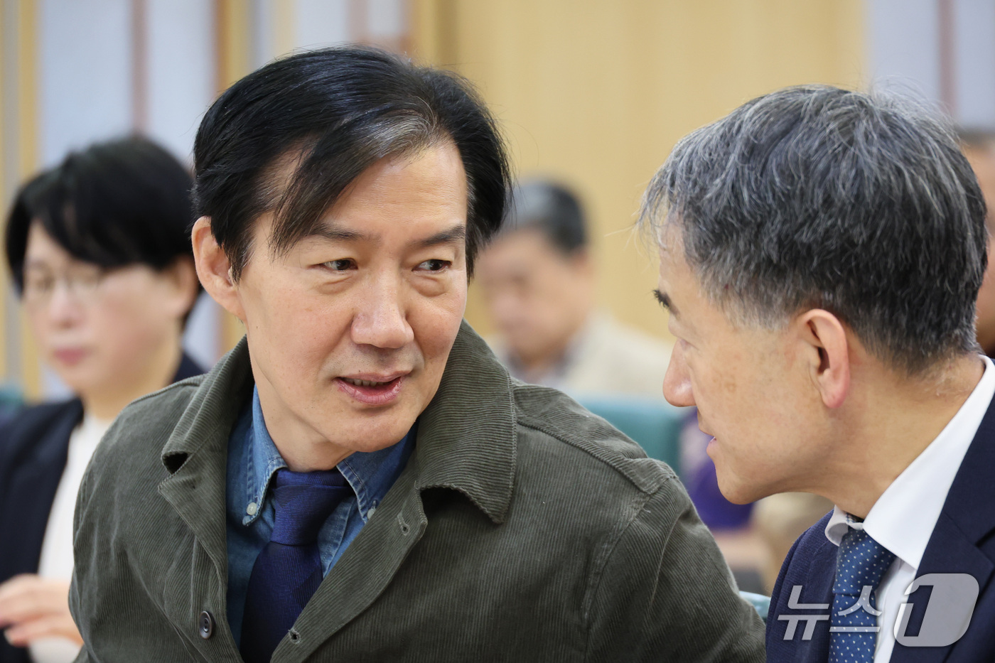 (서울=뉴스1) 신웅수 기자 = 조국 조국혁신당 혁신정책연구원장이 27일 서울 여의도 국회에서 열린 미래대응기금과 지방의 미래 토론회에서 박능후 전 보건복지부 장관과 대화하고 있다 …