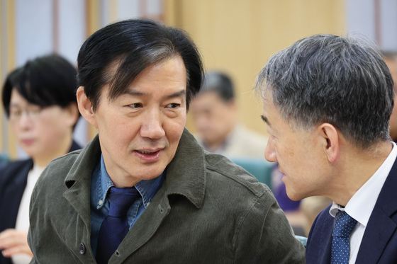 대화 나누는 조국 원장