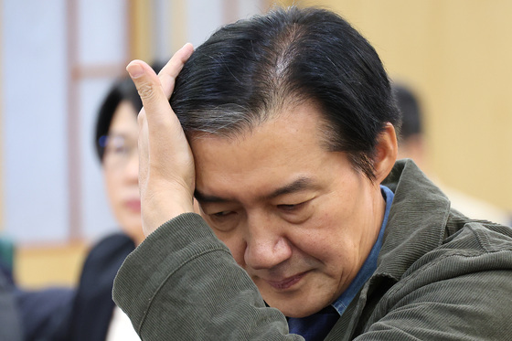 생각 잠긴 조국 원장