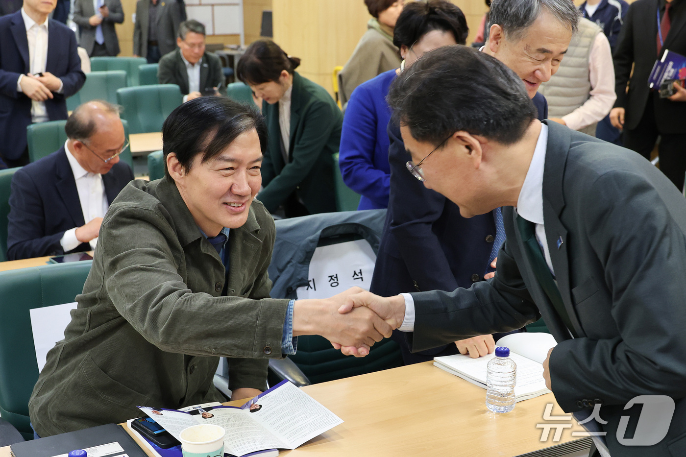 (서울=뉴스1) 신웅수 기자 = 신장식 조국혁신당 대표와 조국 혁신정책연구원장이 27일 서울 여의도 국회에서 열린 미래대응기금과 지방의 미래 토론회에서 인사하고 있다. 2026.1 …