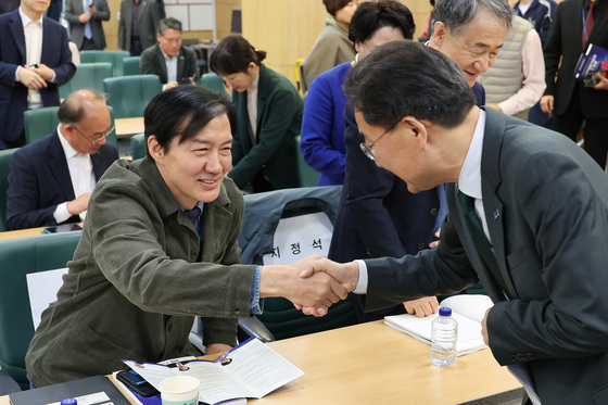 인사하는 신장식·조국
