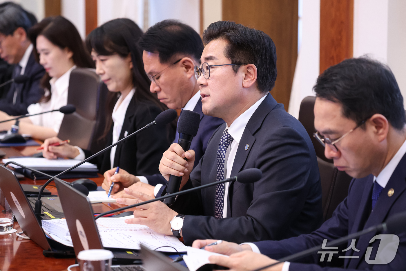 (서울=뉴스1) 이재명 기자 = 박찬대 대한민국시도지사협의회장이 27일 청와대에서 열린 국무회의에서 발언하고 있다. (청와대통신사진기자단) 2026.10.27/뉴스1