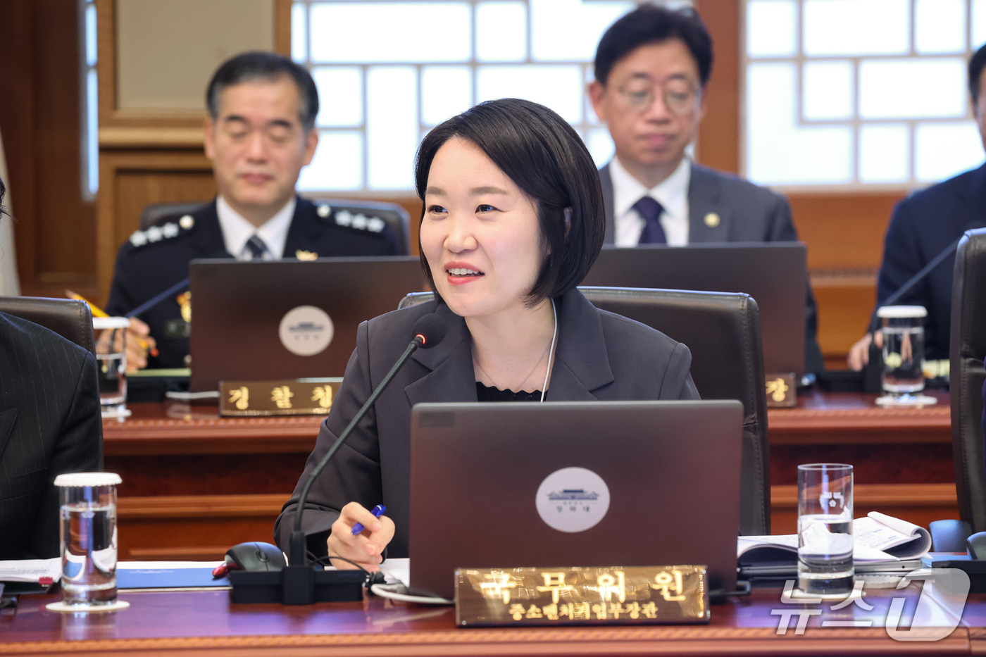 (서울=뉴스1) 이재명 기자 = 이소영 중소벤처기업부 장관이 27일 청와대에서 열린 국무회의에서 제2회 코리아 그랜드 페스티벌 추진 계획을 보고하고 있다. (청와대통신사진기자단) …