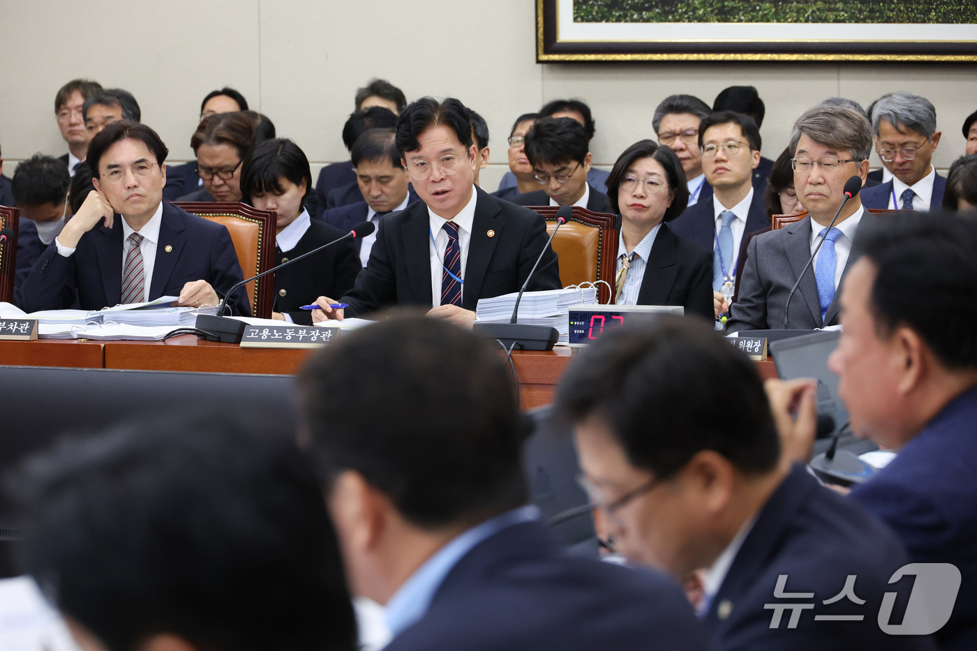 (서울=뉴스1) 신웅수 기자 = 김영훈 고용노동부 장관이 27일 서울 여의도 국회에서 열린 기후에너지환경노동위원회의 고용노동부 등에 대한 국정감사에서 답변하고 있다. 2026.10 …