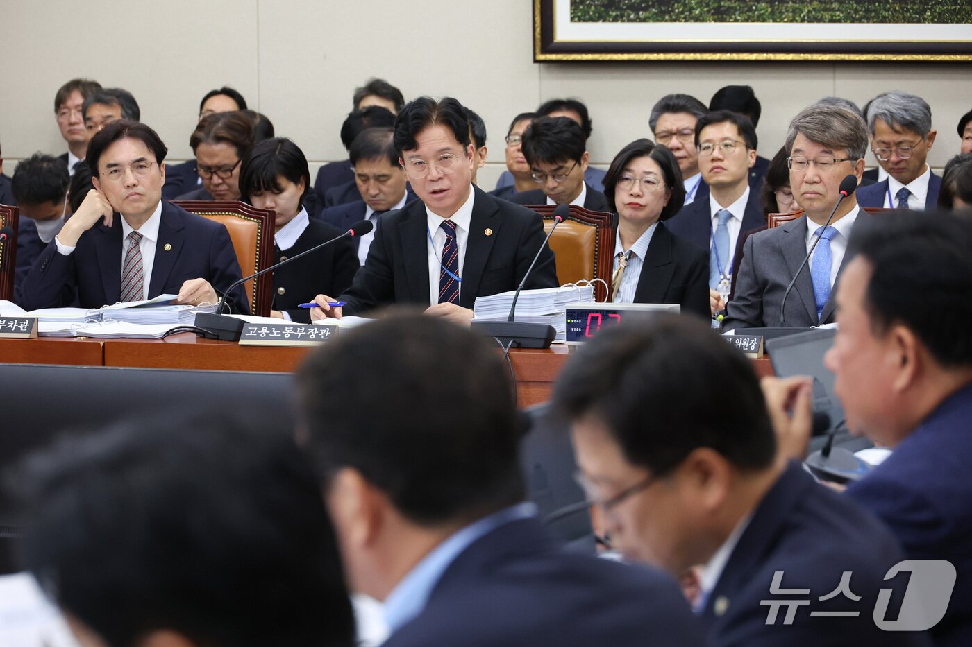 본문 이미지 - 김영훈 고용노동부 장관이 27일 서울 여의도 국회에서 열린 기후에너지환경노동위원회의 고용노동부 등에 대한 국정감사에서 답변하고 있다. 2026.10.27 ⓒ 뉴스1 신웅수 기자