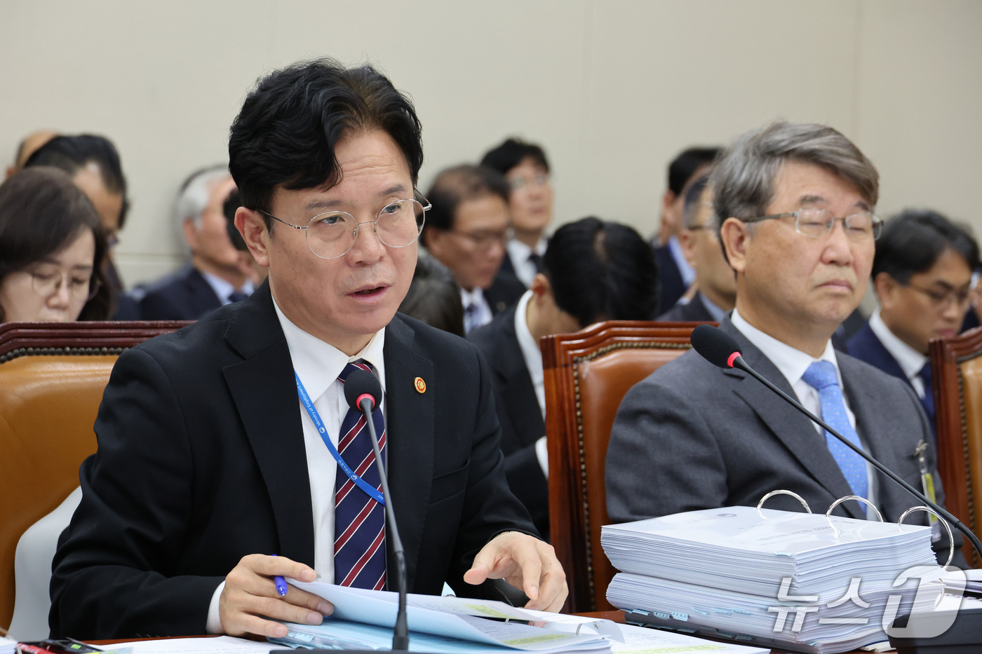 (서울=뉴스1) 신웅수 기자 = 김영훈 고용노동부 장관이 27일 서울 여의도 국회에서 열린 기후에너지환경노동위원회의 고용노동부 등에 대한 국정감사에서 답변하고 있다. 2026.10 …