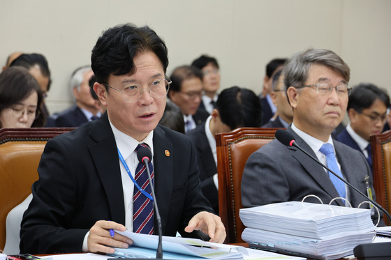 [국감] 의원 질의 답변하는 김영훈 장관