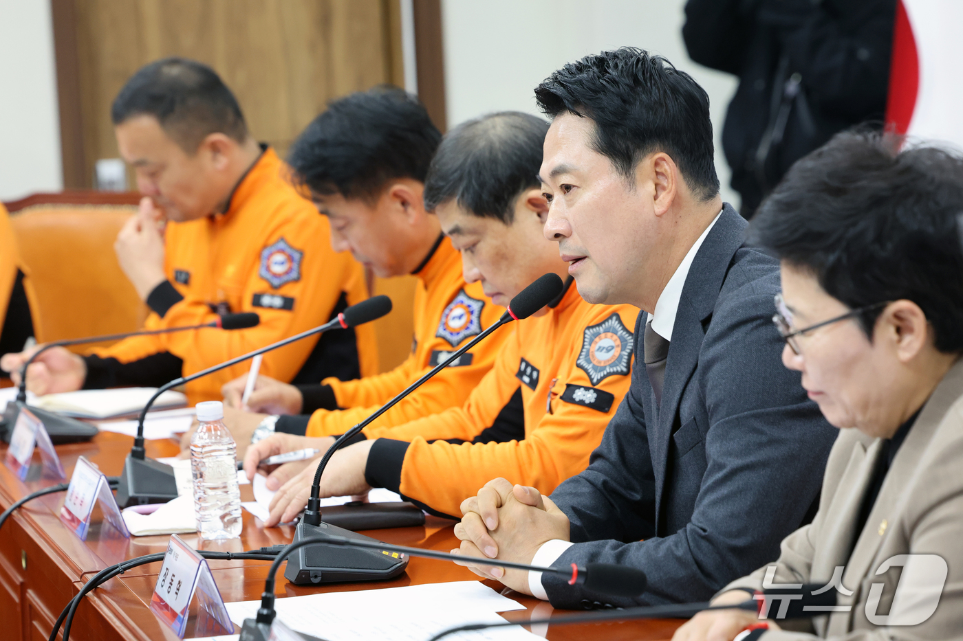 (서울=뉴스1) 황기선 기자 = 장동혁 국민의힘 대표가 27일 오전 서울 여의도 국회에서 열린 '안전한 현장을 위한 소방공무원과의 대화'에서 인사말을 하고 있다.  2026.10. …