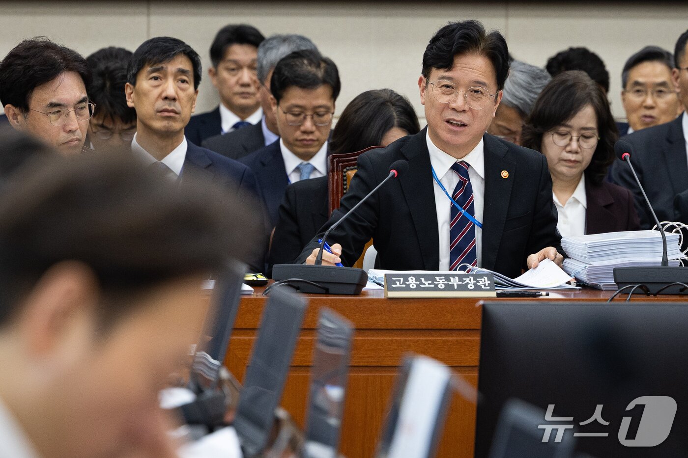 본문 이미지 - 김영훈 고용노동부 장관이 27일 서울 여의도 국회에서 열린 기후에너지환경노동위원회의 고용노동부 등에 대한 국정감사 종합감사에 출석해 의원 질의에 답하고 있다. 2026.10.27 ⓒ 뉴스1 유승관 기자