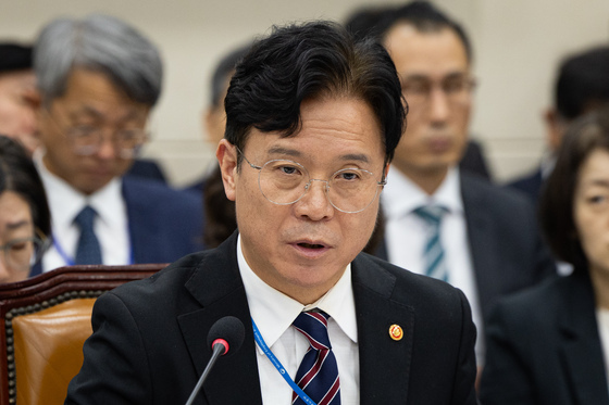 [국감] 답변하는 김영훈 고용노동부 장관