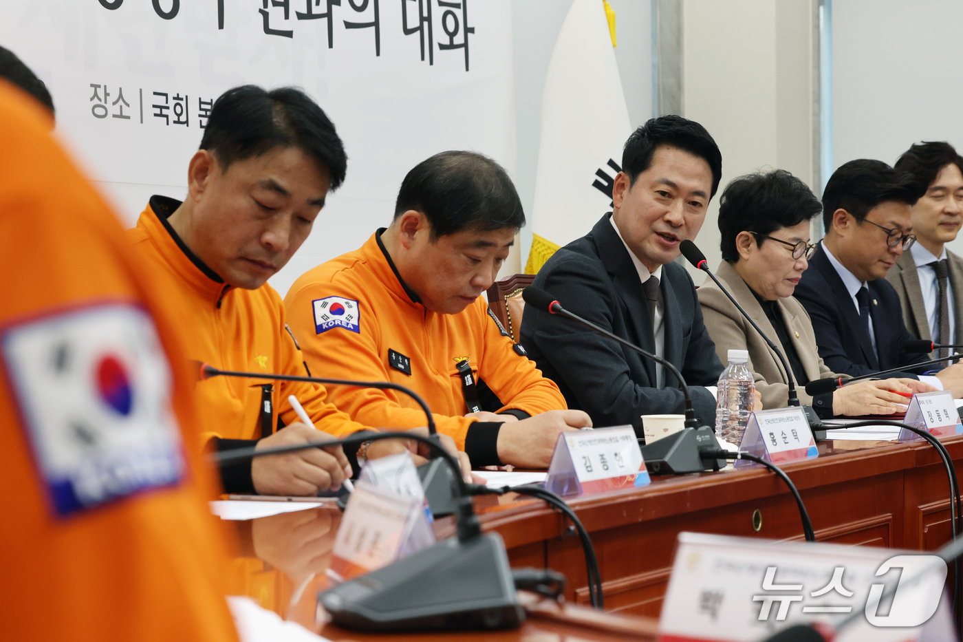(서울=뉴스1) 황기선 기자 = 장동혁 국민의힘 대표가 27일 오전 서울 여의도 국회에서 열린 '안전한 현장을 위한 소방공무원과의 대화'에서 인사말을 하고 있다.  2026.10. …