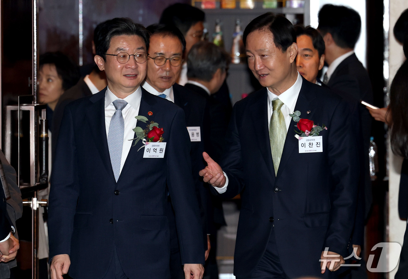 (서울=뉴스1) 이광호 기자 = 이억원 금융위원장(왼쪽)과 이찬진 금융감독원장이 27일 오전 서울 중구 웨스틴조선호텔에서 열린 제11회 금융의 날 기념식에 참석하고 있다. 2026 …