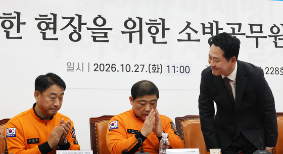 소방공무원에게 인사하는 장동혁 대표