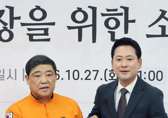 소방공무원 건의사항 전달 받는 장동혁 대표