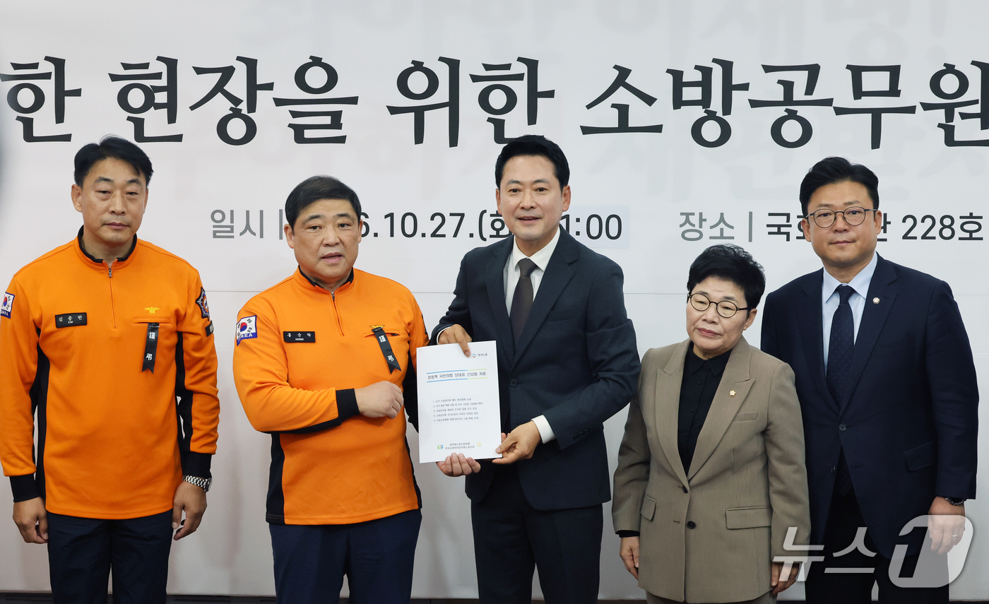 (서울=뉴스1) 황기선 기자 = 장동혁 국민의힘 대표가 27일 오전 서울 여의도 국회에서 열린 '안전한 현장을 위한 소방공무원과의 대화'에서 홍순탁 전국소방안전공무원노동조합 위원장 …