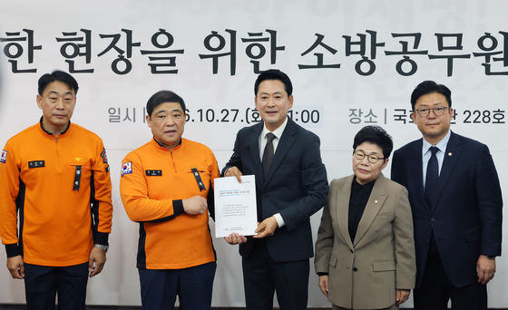 소방공무원 건의사항 전달 받는 장동혁 대표