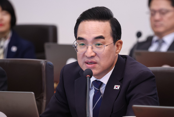 발언하는 박홍근 장관
