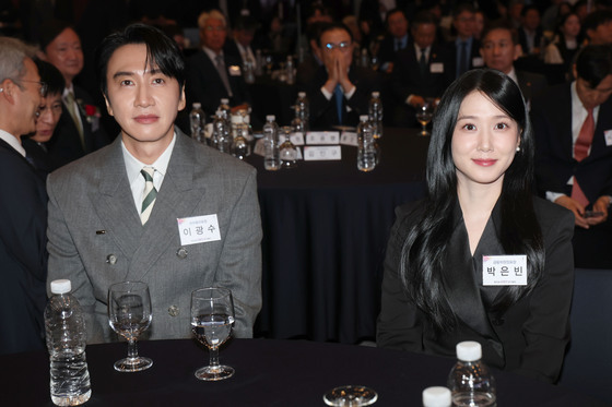 금융의 날 기념식 참석한 배우 이광수와 박은빈